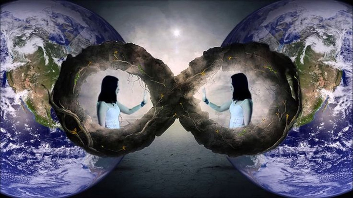  Vũ trụ gương. Một số nhà khoa học cho rằng có thể có một vũ trụ song song tồn tại song song với vũ trụ của chúng ta, nhưng là "vũ trụ gương", nơi mọi thứ là đối xứng với những gì ta thấy. Trong vũ trụ này, có thể mọi sự kiện sẽ diễn ra ngược lại. Ảnh: Pinterest.