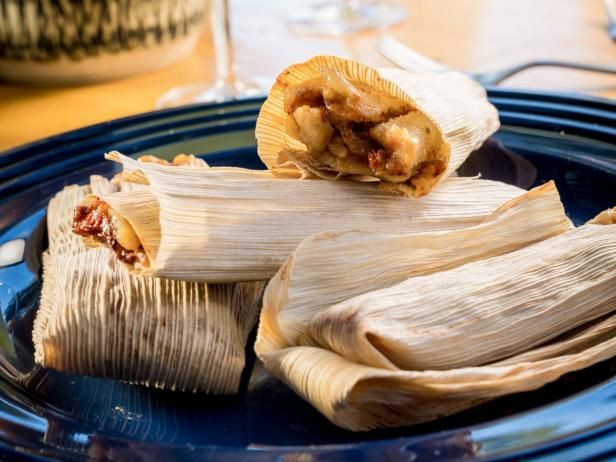  7. Tamales (5.000 năm TCN). Nguồn gốc: Mexico cổ đại. Lịch sử: Tamales, món ăn từ bột ngô gói trong lá và nấu chín, đã xuất hiện từ thời kỳ các nền văn minh Mesoamerica như Maya và Aztec. Chúng thường được dùng trong các nghi lễ và lễ hội. Ảnh: Pinterest.