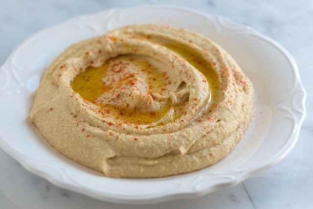  9. Hummus (khoảng 7.000 năm TCN). Nguồn gốc: Trung Đông. Lịch sử: Hummus, một món ăn làm từ đậu gà nghiền, có nguồn gốc lâu đời và đã trở thành món ăn chính trong ẩm thực Trung Đông suốt hàng ngàn năm. Ảnh: Pinterest.