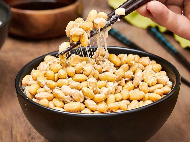  8. Natto (khoảng 1.000 năm TCN). Nguồn gốc: Nhật Bản. Lịch sử: Natto là một món ăn truyền thống từ đậu nành lên men. Người Nhật đã ăn natto từ thời cổ đại, và nó vẫn phổ biến nhờ giá trị dinh dưỡng cao và hương vị độc đáo. Ảnh: Pinterest.