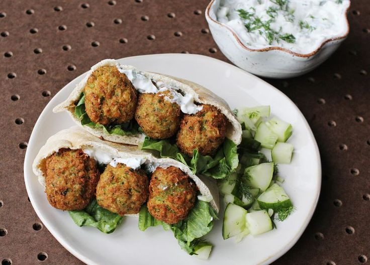  13. Falafel (khoảng 1.000 năm TCN). Nguồn gốc: Ai Cập cổ đại. Lịch sử: Falafel là món chiên từ đậu gà hoặc đậu fava, được cho là xuất hiện đầu tiên ở Ai Cập cổ đại. Đây là một trong những món ăn đường phố phổ biến khắp Trung Đông và Địa Trung Hải. Ảnh: Pinterest.