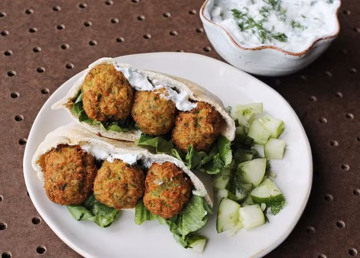  13. Falafel (khoảng 1.000 năm TCN). Nguồn gốc: Ai Cập cổ đại. Lịch sử: Falafel là món chiên từ đậu gà hoặc đậu fava, được cho là xuất hiện đầu tiên ở Ai Cập cổ đại. Đây là một trong những món ăn đường phố phổ biến khắp Trung Đông và Địa Trung Hải. Ảnh: Pinterest.