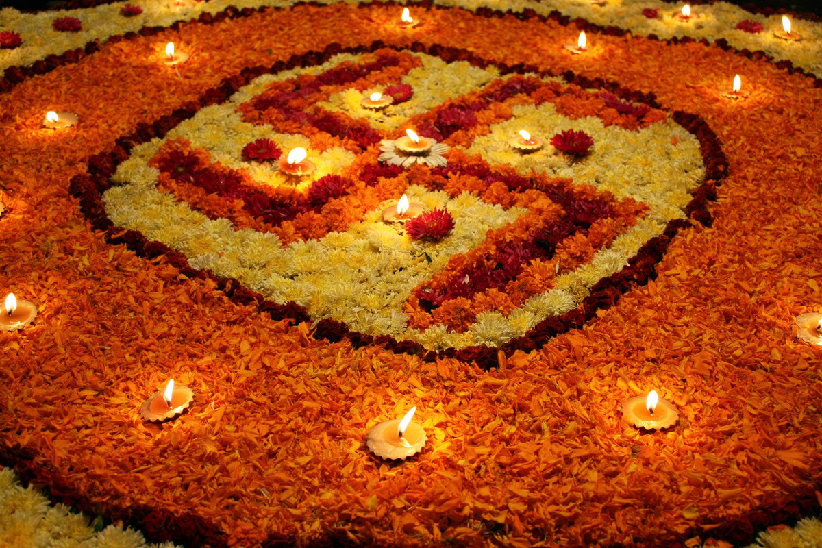  8. Swastika trong văn hóa lễ hội và nghi lễ. Swastika là một phần quan trọng của các lễ hội Ấn Độ như Diwali, nơi biểu tượng này được vẽ trên cửa nhà hoặc trên các vật dụng để mang lại phúc lành và bảo vệ khỏi những điều xui xẻo. Trong các lễ cưới, swastika được dùng để trang trí bàn thờ hoặc thiệp mời. Ảnh: Pinterest.