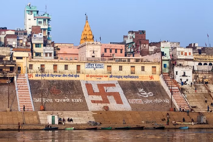  4. Sự liên kết với Ấn Độ giáo. Trong Ấn Độ giáo, swastika có ý nghĩa thiêng liêng và liên quan mật thiết đến thần linh. Swastika đại diện cho bánh xe của thời gian (Kala Chakra) và sự liên tục của vũ trụ. Biểu tượng này cũng thường được gắn với các vị thần như Vishnu và Ganesha. Ảnh: Pinterest.