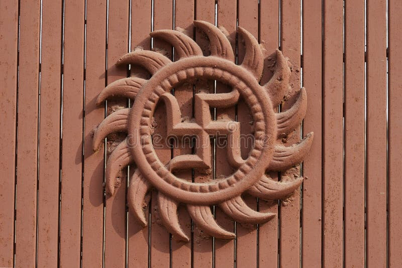  5. Swastika trong Phật giáo. Trong Phật giáo, đặc biệt là tại Ấn Độ, Tây Tạng, và Nhật Bản, biểu tượng swastika có ý nghĩa thiêng liêng và biểu thị sự may mắn, tâm linh và sự vĩnh cửu. Biểu tượng này thường xuất hiện trên hình tượng của Đức Phật hoặc trên các bức tranh Mandala. Ảnh: Pinterest.