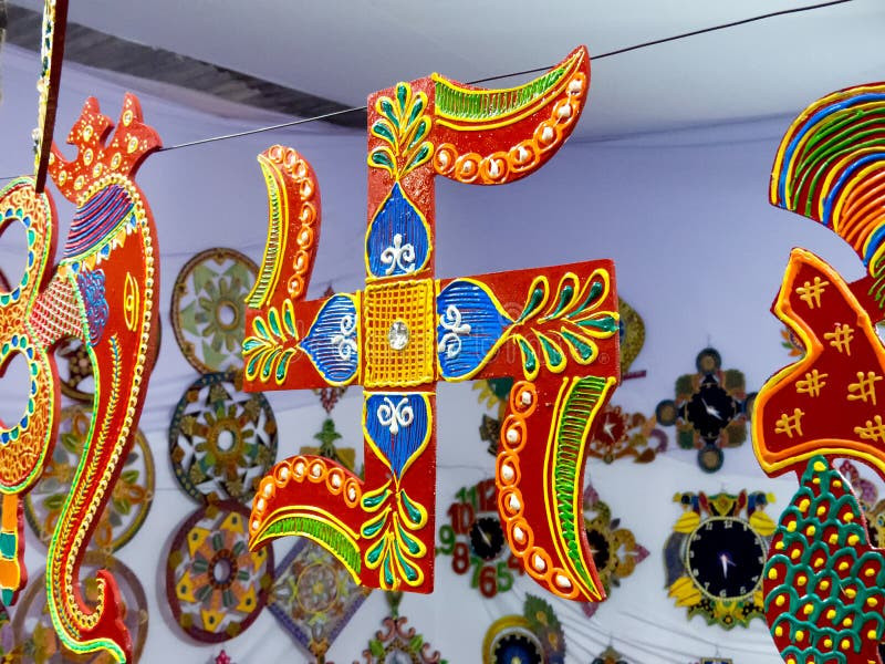  7. Swastika trong kiến trúc và nghệ thuật cổ đại. Biểu tượng swastika được tìm thấy trong các đền thờ, tượng đài, và trên các đồ vật trang trí từ thời Ấn Độ cổ đại. Nó thường được điêu khắc hoặc vẽ trên các bức tường và cột trụ của đền chùa. Ảnh: Pinterest.