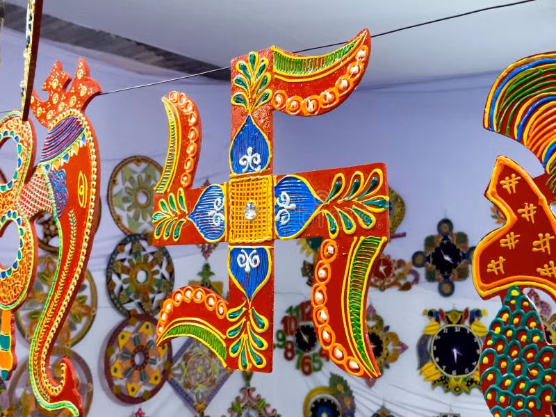  7. Swastika trong kiến trúc và nghệ thuật cổ đại. Biểu tượng swastika được tìm thấy trong các đền thờ, tượng đài, và trên các đồ vật trang trí từ thời Ấn Độ cổ đại. Nó thường được điêu khắc hoặc vẽ trên các bức tường và cột trụ của đền chùa. Ảnh: Pinterest.