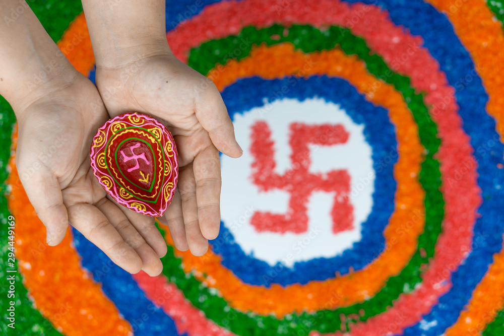  3. Tượng trưng cho sự cân bằng và sự hòa hợp của vũ trụ. Swastika trong văn hóa Ấn Độ cũng đại diện cho tứ hướng (Bắc, Nam, Đông, Tây) và bốn yếu tố tự nhiên (Đất, Nước, Lửa, Khí). Nó tượng trưng cho sự cân bằng và hòa hợp trong vũ trụ. Ảnh: Pinterest.