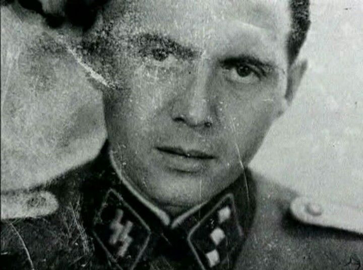 13. Josef Mengele (1911–1979). Mengele là một bác sĩ của Đức Quốc xã, nổi tiếng với những thí nghiệm khủng khiếp và vô nhân đạo lên tù nhân ở trại Auschwitz. Những nghiên cứu của ông bị coi là điên rồ và vô nhân tính, nhưng vẫn là tư liệu tham khảo hiếm có cho ngành y. Ảnh: Pinterest.