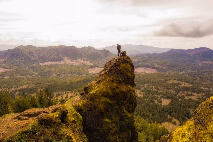  9. Giữ ấm: Trong điều kiện thời tiết lạnh, hãy cố gắng giữ ấm cơ thể bằng cách cài kín quần áo, trú ẩn ở nơi kín gió. Ảnh: Pinterest.