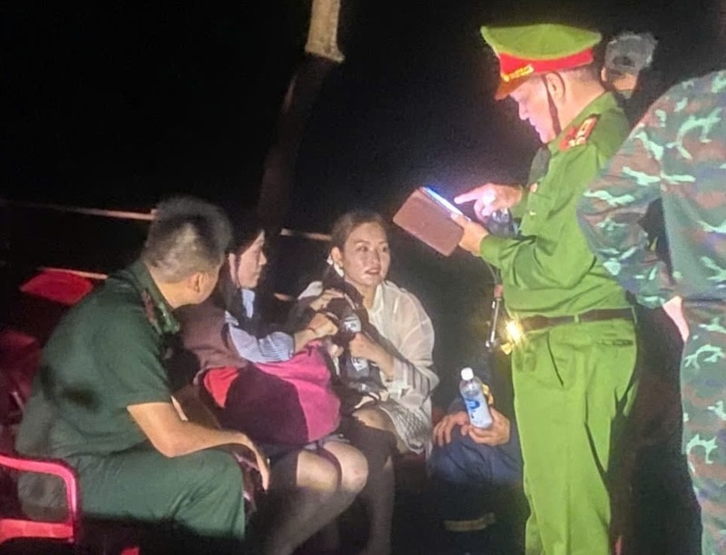 Ngày 13/10, Đồn Biên phòng Sơn Trà, Bộ đội Biên phòng TP Đà Nẵng cho biết đã giải cứu thành công 2 nữ du khách đến từ TP Uông Bí Quảng Ninh đi lạc trên núi Sơn Trà. Ảnh: Biên phòng Sơn Trà.