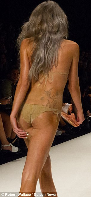 Sau đó mới kết thúc màn trình diễn với tiếng vỗ tay vang dội của cả khán phòng.