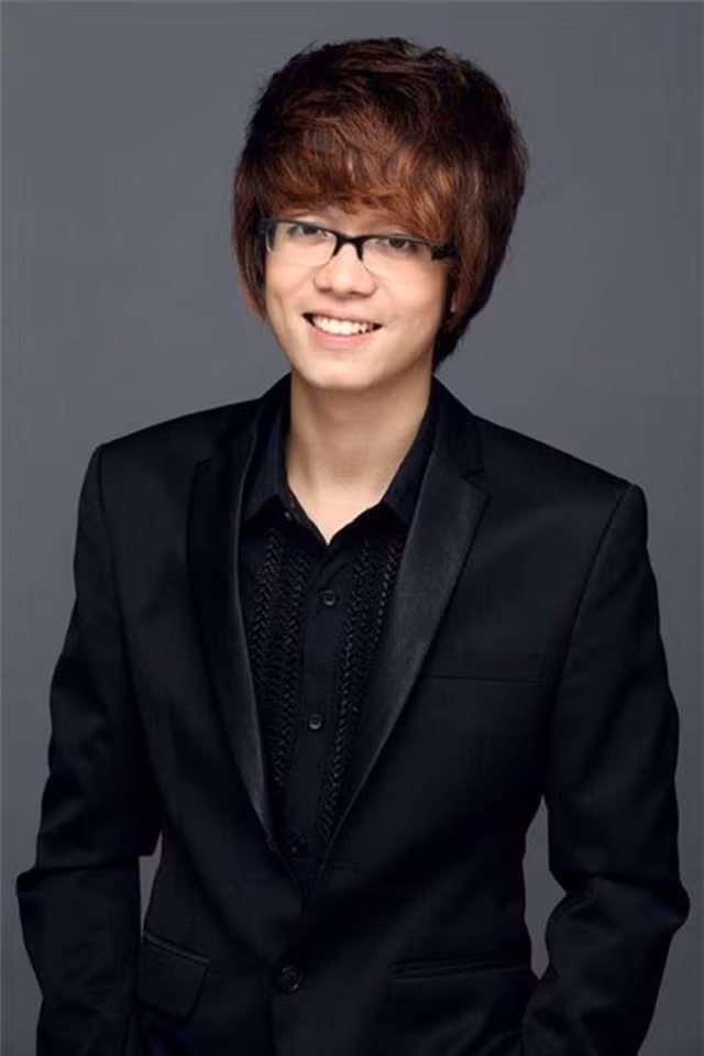 Bùi Anh Tuấn nổi lên trong showbiz như một hiện tượng lạ chỉ sau một đêm thi vòng giấu mặt của The Voice Việt mùa đầu tiên. Với giọng hát giàu tình cảm, nam ca sĩ trẻ đã chiếm được tình cảm của mọi người, đồng thời sở hữu lực lượng fan hùng hậu.