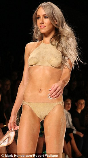 Người đẹp 23 tuổi tự tin sải từng bước trên sàn catwalk trước con mắt ngưỡng mộ của đám đông người xem.