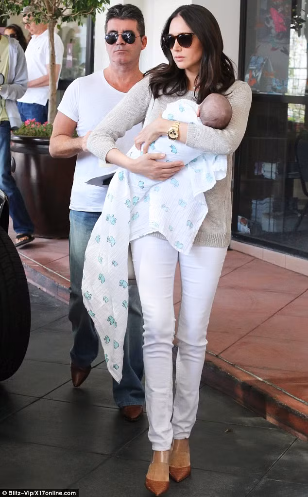 Kể từ khi cậu con trai Eric ra đời, Simon Cowell không giấu nổi vui mừng khi được lên chức bố. Đây có lẽ là một trong những cách thể hiện tình cảm yêu thương của ông dành cho người tình và đứa con bé bỏng.