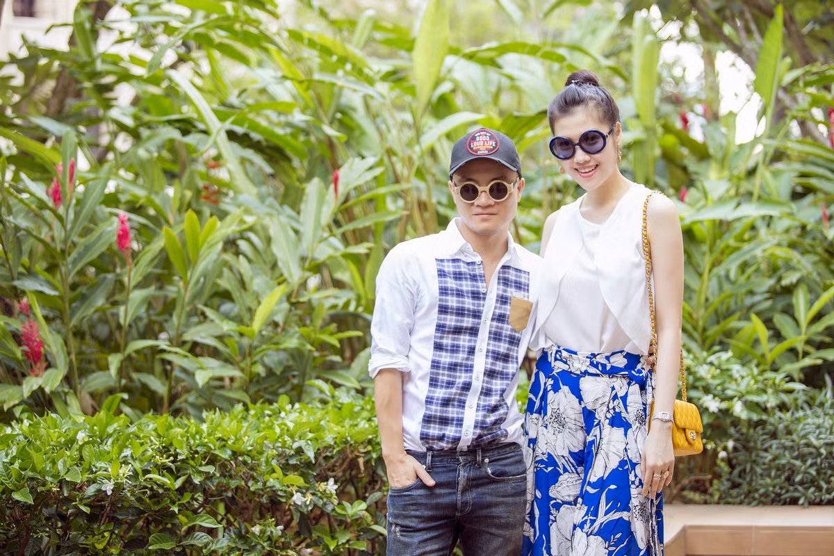 Đỗ Mạnh Cường và Thu Hằng thân mật, vui vẻ và luôn nở nụ cười trên môi.