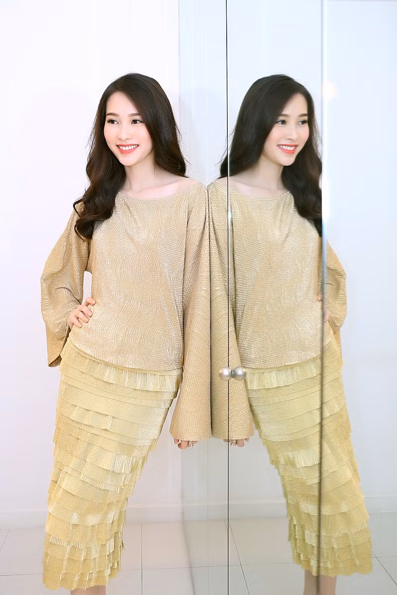 Các chất liệu xoay quanh màu của cát vàng cùng với sự lung linh của ánh biển đêm chính là ý tưởng xuyên suốt cho những thiết kế trong phần ba của bộ sưu tập.