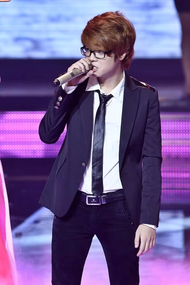 Nổi tiếng quá nhanh, chưa nhiều kinh nghiệm phản ứng trước cạm bẫy nên liên tiếp những scandal ập đến với anh. Đỉnh điểm của phong cách làm việc thiếu chuyên nghiệp, Bùi Anh Tuấn bị "treo mic" 6 tháng ở sân chơi Bài hát yêu thích. Dần dần, nam ca sĩ mất đi hình ảnh trong mắt người hâm mộ.