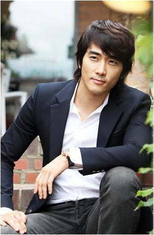 Tài tử Song Seung Hun ủng hộ 100 triệu won hỗ trợ tìm kiếm nạn nhân mất tích và giúp đỡ các gia đình thân nhân.