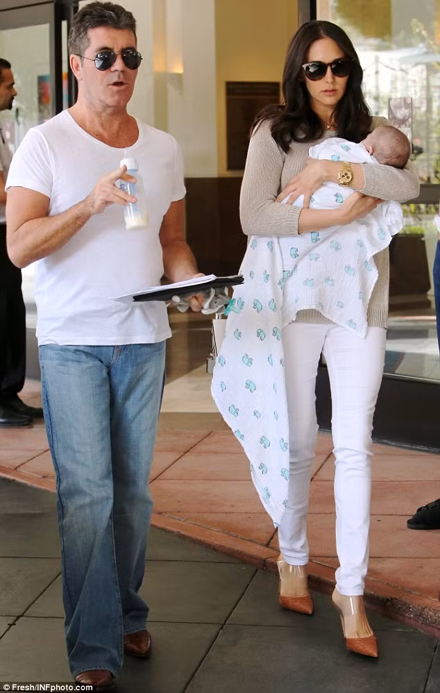 Xuất hiện ở khu biệt thự cao cấp Beverly Hill hôm thứ ba, vị giám khảo X Factor Anh, Simon Cowell gây chú ý với hành động dễ thương của ông khi “lẽo đẽo” đi theo “vợ” trong khi tay khôn rời bình sữa của cậu con trai mới sinh.