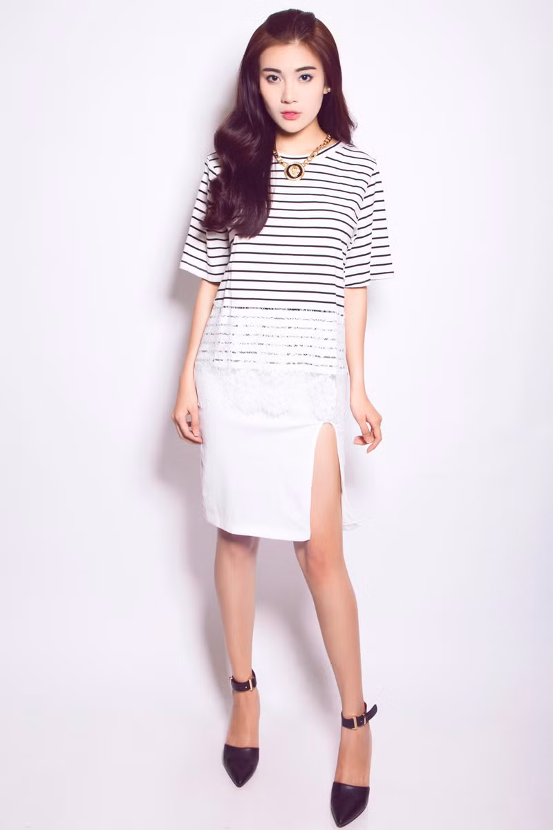 Hay thiếu nữ dịu dàng với những chiếc đầm dáng suông màu trắng tinh khôi, gợi cảm điểm xuyết sọc đen.