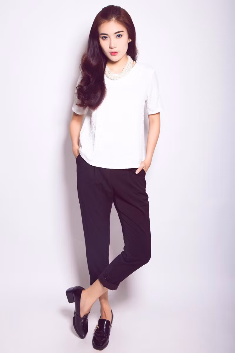 Chỉ với hai màu sắc cơ bản này giúp Tăng Huỳnh Như trở thành fashionista chính hiệu đầy cá tính. Bộ ảnh được thực hiện bởi: Chuyên gia sáng tạo: Tú Trung, Nhiếp ảnh: Tom Nguyễn, Trang điểm: Vương Khiêm.