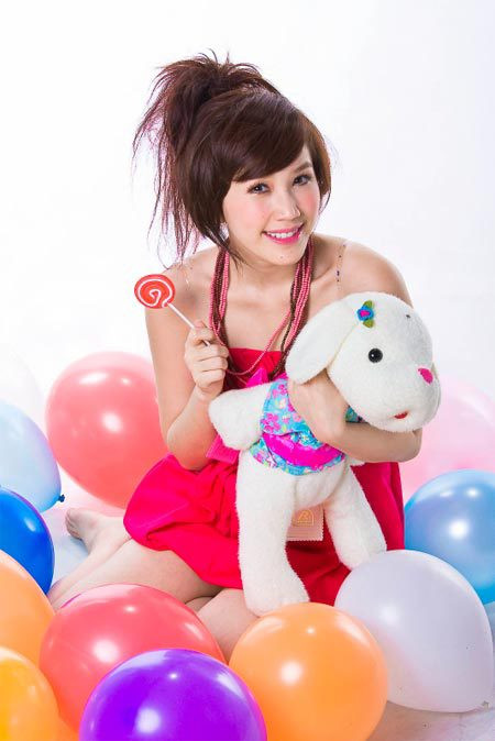 Được biết đến nhờ bản hit "Công chúa bong bóng", nữ ca sĩ xinh đẹp Thy gần như đóng đinh với hình ảnh "công chúa'' trong suốt 8 năm gia nhập làng nhạc Việt.