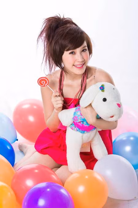 Được biết đến nhờ bản hit "Công chúa bong bóng", nữ ca sĩ xinh đẹp Thy gần như đóng đinh với hình ảnh "công chúa'' trong suốt 8 năm gia nhập làng nhạc Việt.