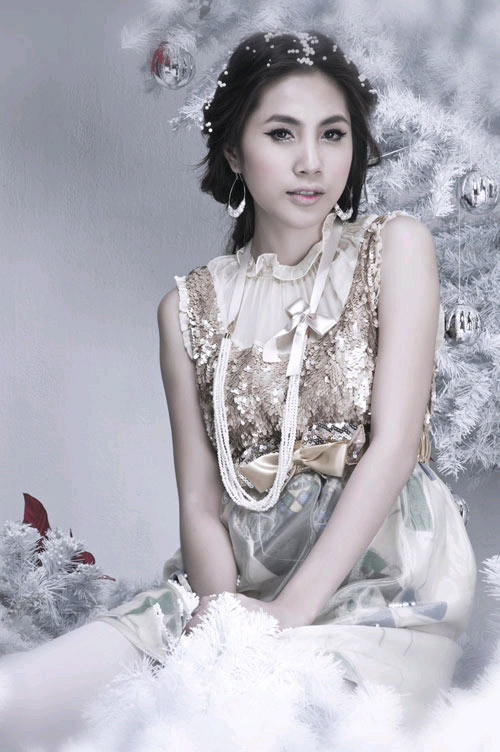 Trái ngược với hình ảnh một Thủy Tiên xinh đẹp quyến rũ của hiện tại, khi mới vào nghề, bà xã của Công Vinh cũng được đặt cho biệt danh "Công chúa tuyết" . Ca khúc "Giấc mơ tuyết trắng" do Thủy Tiên thể hiện đã tạo ra cơn sốt trong giới trẻ.