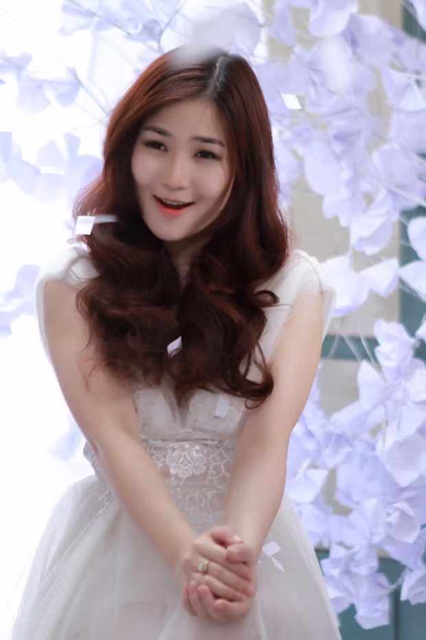 Quán quân Giọng hát Việt mùa đầu được yêu mến bởi hình ảnh trong sáng, đáng yêu ở tuổi 17. Ngay sau khi đăng quang, Hương Tràm lựa chọn dòng nhạc Pop ballad để phát triển và được người hâm mộ đặt biệt danh "công chúa ballad".