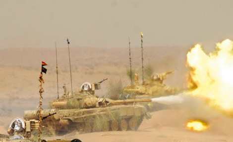 T-90 khai hỏa trong một cuộc tập trận của Lục quân Ấn Độ.