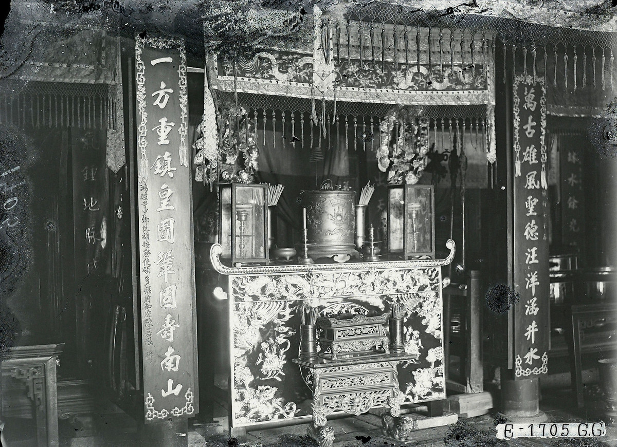 Bàn thờ bên trong đền. Mời quý độc giả xem video: Văn hóa dòng họ - nét đặc sắc trong văn hóa Việt. Nguồn: VTC1.