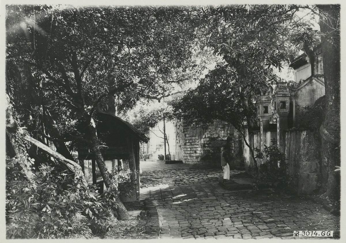 Một góc sân đền. Bên phải là một cửa ngách dành cho nữ giới. Phía xa là bậc đá của lối đi chính, dùng để rước kiệu trong ngày lễ.