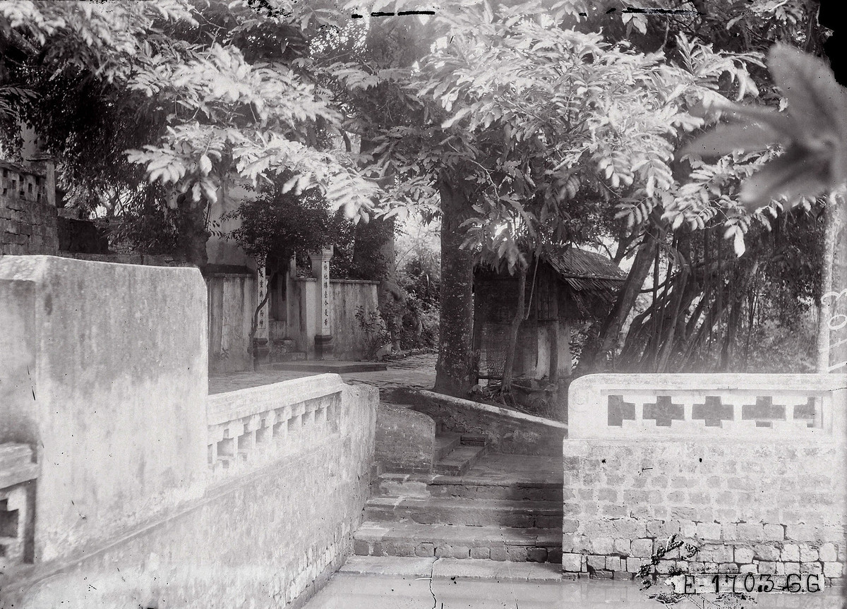 Lối xuống hồ nước nhỏ phía trước đền.