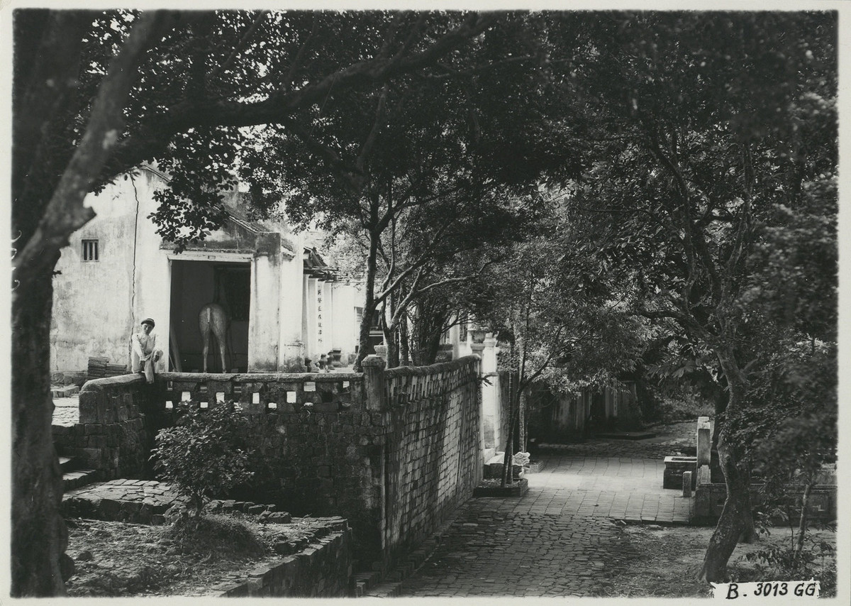 Khu trong của đền Voi Phục phía sau tam quan nội. Một gian chái của điện thờ đặt tượng ngựa dùng trong các nghi lễ.