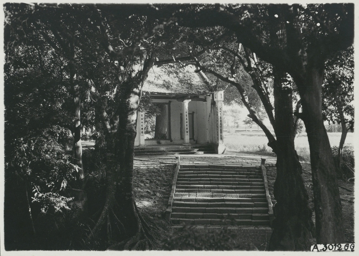 Tam quan nội của đền nằm cuối lối đi.