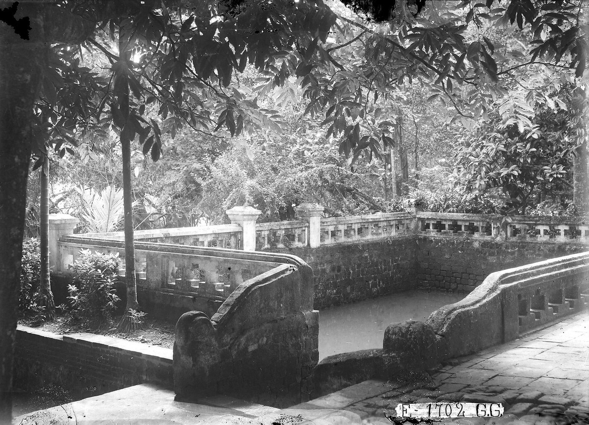 Hồ nước nhỏ phía trước đền.