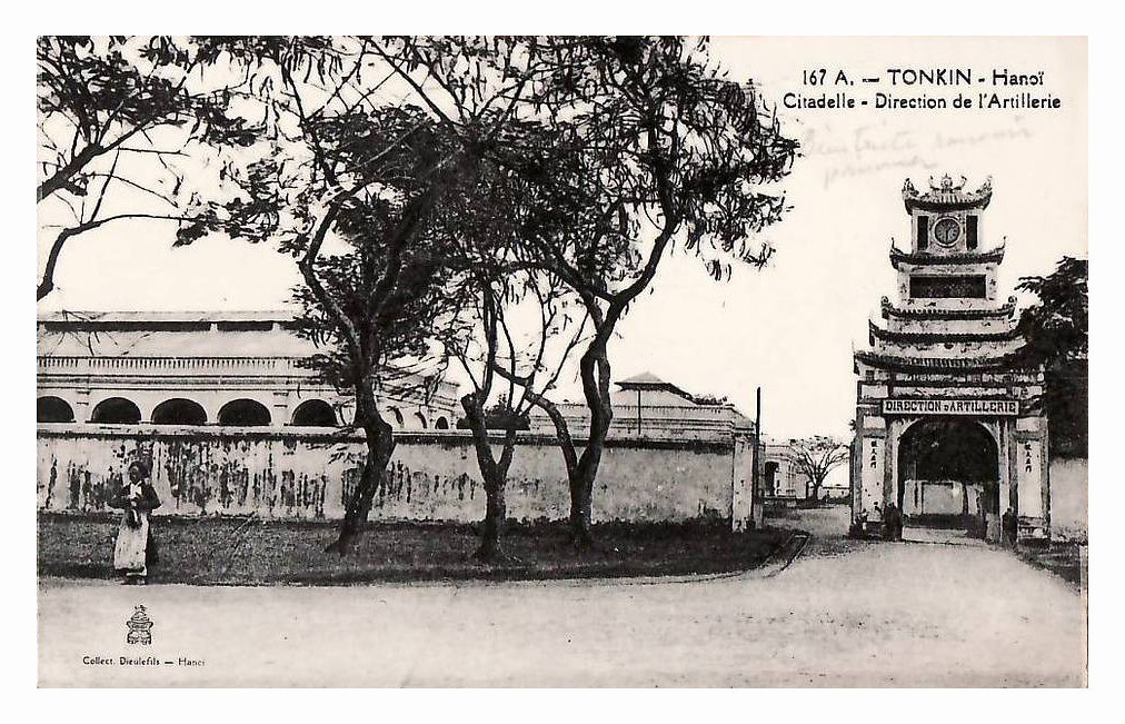 Khu nhà sở chỉ huy pháo binh - trên nền điện Kính Thiên xưa - nhìn từ phía ngoài, 1946.
