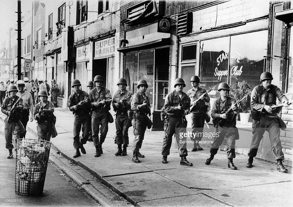 Các vụ bạo loạn quy mô lớn là một phần trong lịch sử nước Mỹ. Điều này thể hiện rõ nét nhất trong thập niên 1960, thời kỳ liên tục diễn ra đụng độ dữ dội giữa cảnh sát và các cộng đồng dân cư.