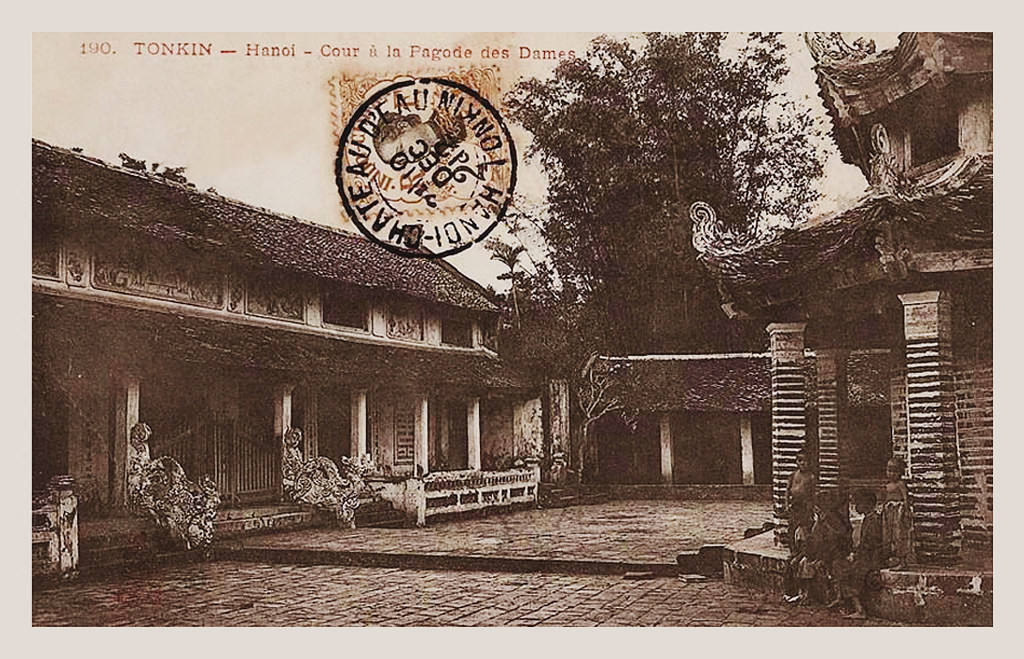 Khoảng sân giữa điện thờ và nhà bát giác.