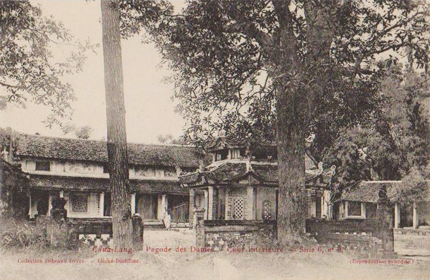 Một góc nhìn khác về nhà bát giác và điện thờ.