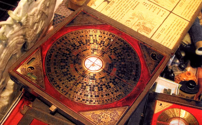 Lưu Bá Ôn biết việc tính đất “sai một ly đi một dặm”, không phải cứ cuộc đất nào to là tốt, nhưng biết là không thể thay đổi ý định của Chu Nguyên Chương nên chỉ nói : “Sau này nhà Minh còn phải dời đô đi nơi khác”.