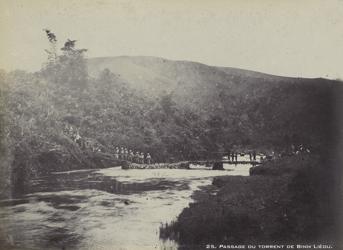 Một con đường đi qua dòng suối nước chảy xiết ở Bình Liêu, Quảng Ninh, vùng Đông Bắc Bộ năm 1899. Những hình ảnh được lưu giữ trong album ảnh của ông Corpi. M,một kỹ sư người Pháp làm việc tại Đông Dương cuối thế kỷ 19.
