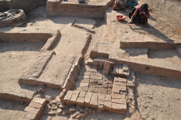 Một công trình nghiên cứu của GS địa lý học người Israel Amos Nur (Đại học Hebrew của Jerusalem) cho thấy đã nhận thấy có những trận động đất thảm khốc đổ ở vùng ven biển gần biên giới giữa Ấn Độ và Pakistan giai đoạn văn minh Harappa.