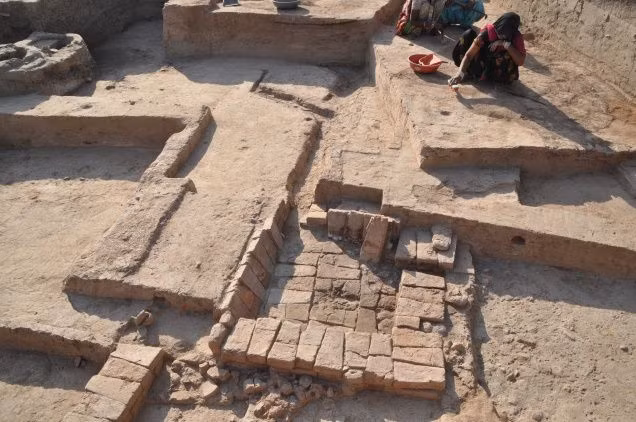 Một công trình nghiên cứu của GS địa lý học người Israel Amos Nur (Đại học Hebrew của Jerusalem) cho thấy đã nhận thấy có những trận động đất thảm khốc đổ ở vùng ven biển gần biên giới giữa Ấn Độ và Pakistan giai đoạn văn minh Harappa.