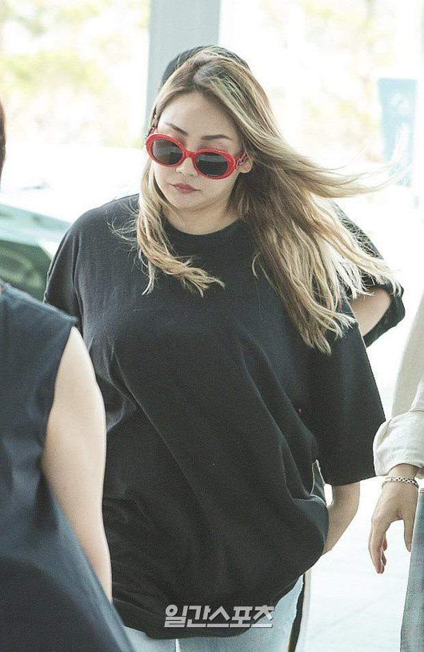 CL: CL từng rất được yêu thích vì sở hữu thân hình săn chắc, nóng bỏng, giúp cô trở nên quyến rũ mỗi khi trình diễn trên sân khấu. Tuy nhiên, Koreaboo đưa tin, vào tháng 8/2018, CL khiến cộng đồng Kpop dậy sóng khi xuất hiện tại sân bay Incheon với vóc dáng nặng nề và tăng cân đáng kể so với trước. Dù diện trang phục đơn giản là áo thun đen và quần jeans rách nhưng CL vẫn nổi bật vì thân hình "phì nhiêu", gương mặt mũm mĩm, khiến cô trông già hơn tuổi thật.