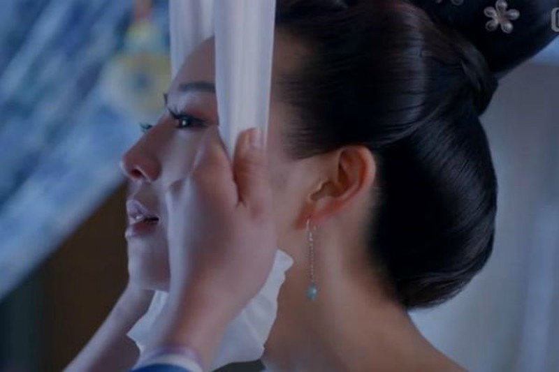 Phương thức thứ hai bớt tàn nhẫn hơn, đó là ban chết trước khi chôn, áp dụng trong hoàng cung. Phi tần, cung nữ sẽ được ban rượu độc, dải lụa trắng hoặc dao để tự kết liễu trước khi bị chôn cùng vua chúa.