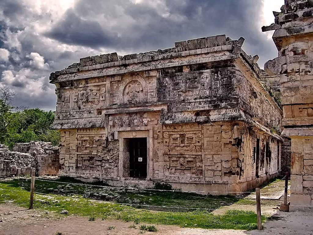 Những nghiên cứu của các nhà tự nhiên học lại đưa ra một bức tranh khác. Theo đó, khí hậu thay đổi, dẫn đến đợt hạn hán tồi tệ nhất trong 7.000 năm xảy ra vào thế kỷ thứ 9 đã làm làm suy kiệt nền văn minh Maya.