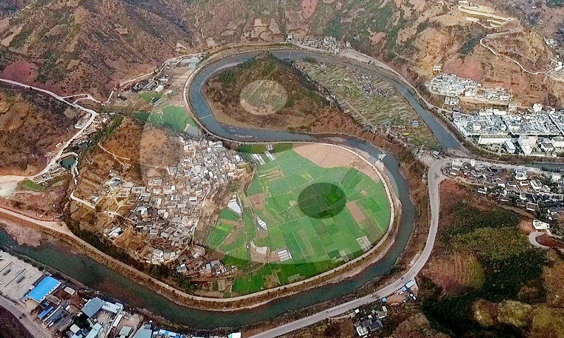 Di sản mà Quách Phác để lại cho hậu thế là các cuốn “Táng thư” (coi mộ phần) và “Tướng địa thuật” (xem thế đất), được xem là những cuốn sách gối đầu về thuật phong thủy.