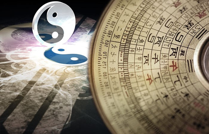 Buổi đầu sự nghiệp của Quách Phác gắn với một giai thoại về tài xem đất của ông. Theo đó, khi mẹ ông qua đời, Quách Phác đã chọn một mảnh đất có vị trí rất tầm thường an táng cho mẹ.